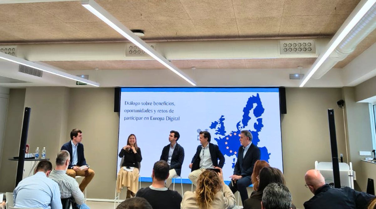 Atana_TIC's tweet image. 🇪🇺 Esta mañana hemos asistido a la jornada sobre #financiación europea en #transformacióndigital, organizada por @gob_na, @IRIS_Navarra y la @ComisionEuropea.
Se han abordado oportunidades del programa Europa Digital, casos reales y vías de apoyo a empresas.
#ATANA