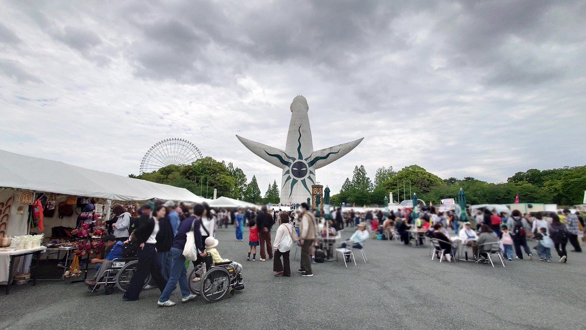 warasukee's tweet photo. 麦食音祭レポ①　
・10時に駅到着、入場券はローソンチケットで購入済なので入場待ちなし。
・100以上ブースがあり、大行列なのはドイツとアメリカ、入口のミャクミャク像くらい。
・アメリカ館グッズも今日は30分程度で入場可。
・大抵のショップは待ちなしで購入できる。
（画像はモザイク済み） https://t.co/VcsYQAl2mz