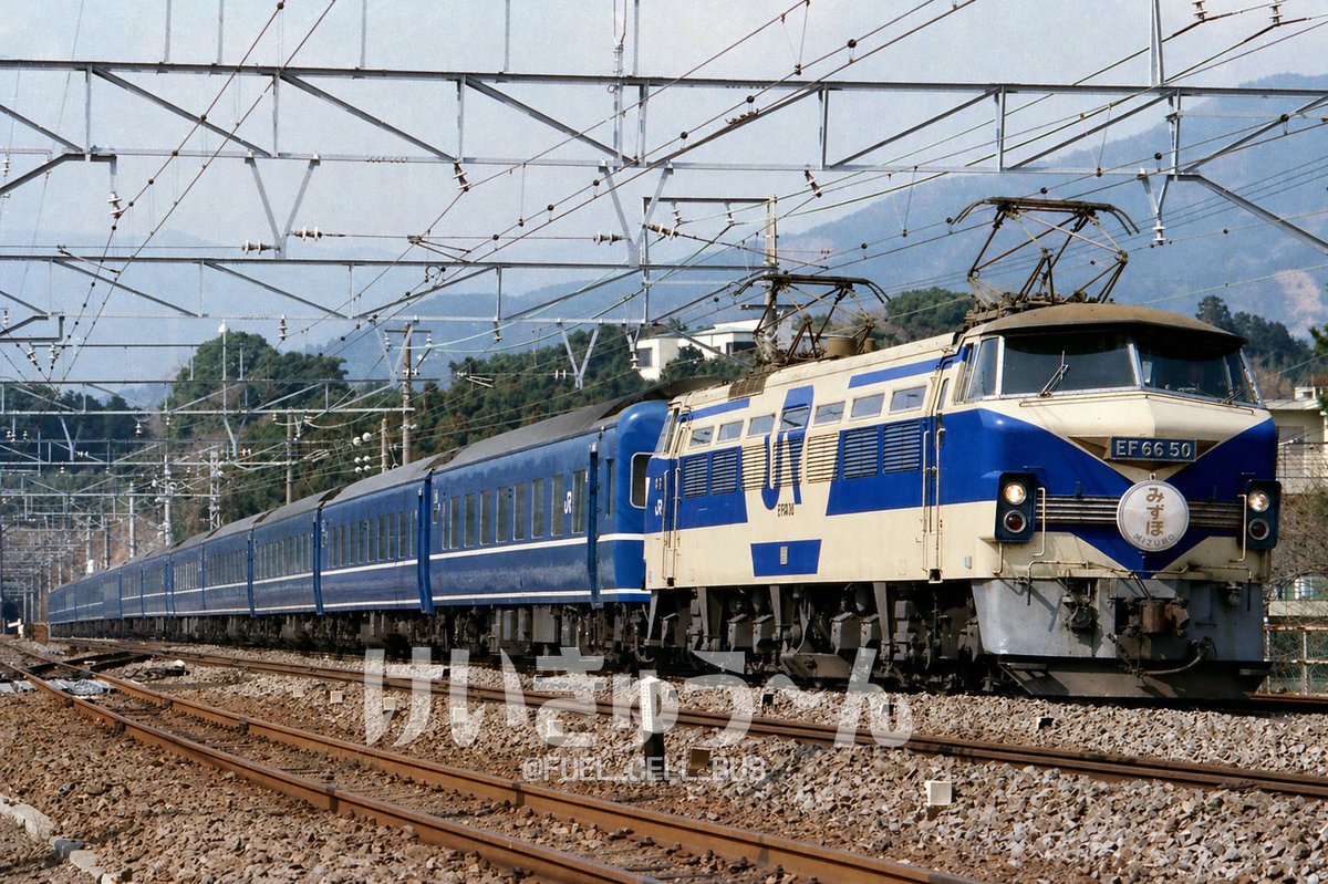 FUEL_CELL_BUS's tweet photo. JR貨物 試験塗装機だった、吹田機関区のEF6620。

派手な色合いのEF66で、甲種牽引は何度か実現。
試験塗装時に客車牽引は無いと思われ、何かの折にブルトレ牽引しないかな？と淡い期待をするも実現せず。

ならば、、、イメージしてみた。
ロクロクに長編成は似合うけど、奇妙なオーラが凄い。 https://t.co/DUgeWkDNq1