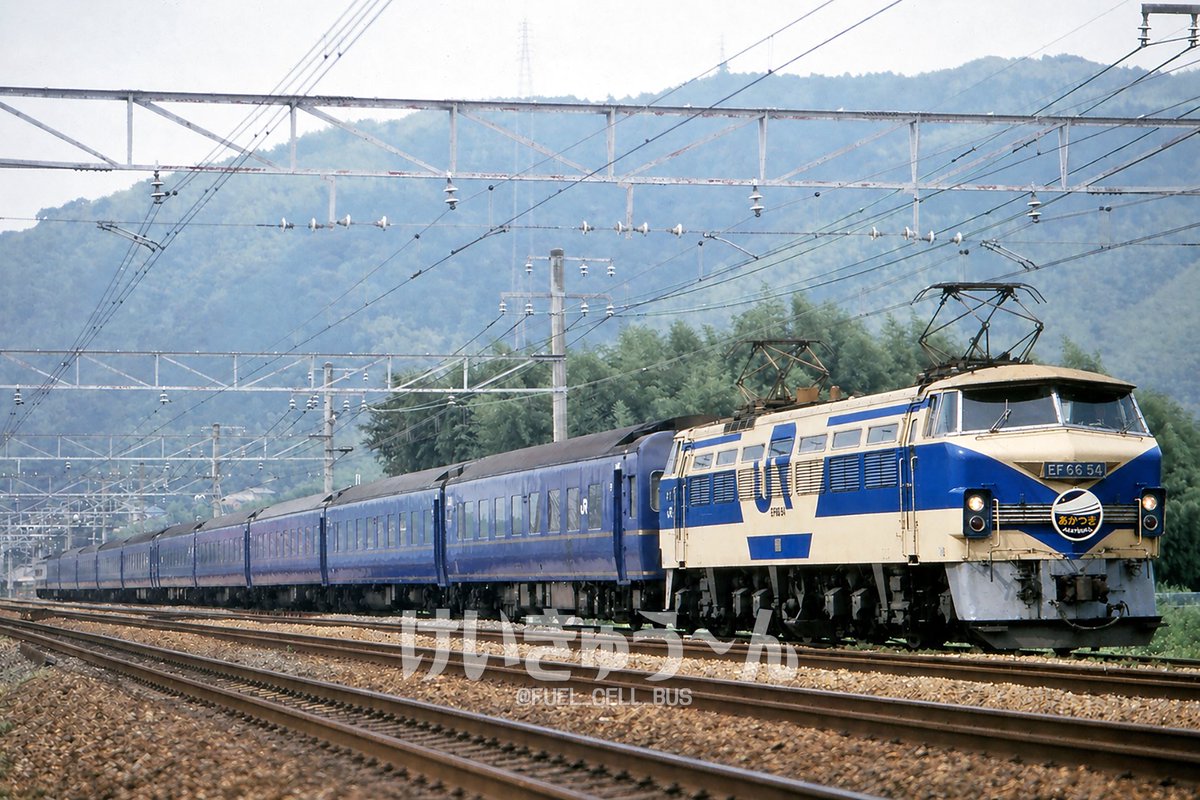 FUEL_CELL_BUS's tweet photo. JR貨物 試験塗装機だった、吹田機関区のEF6620。

派手な色合いのEF66で、甲種牽引は何度か実現。
試験塗装時に客車牽引は無いと思われ、何かの折にブルトレ牽引しないかな？と淡い期待をするも実現せず。

ならば、、、イメージしてみた。
ロクロクに長編成は似合うけど、奇妙なオーラが凄い。 https://t.co/DUgeWkDNq1