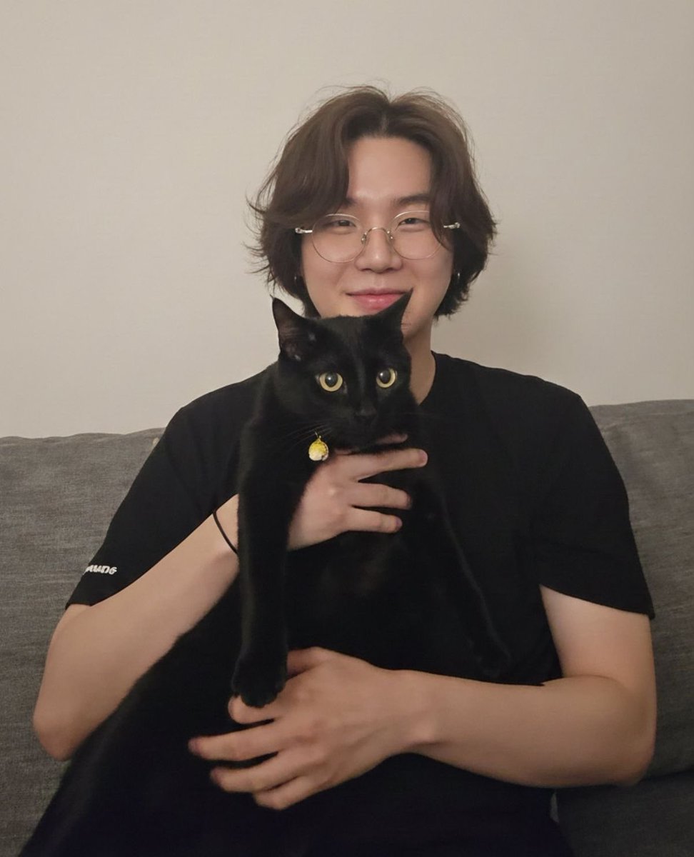 CB97LYRICS's tweet photo. pais de pet 🐈‍⬛

#armyselcaday https://t.co/A76tIlLt3U