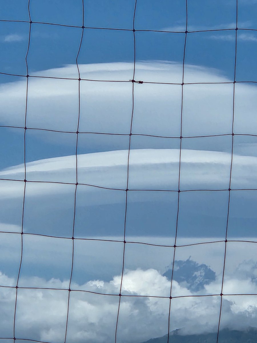 yume1996's tweet photo. 多分この雲の下に富士山ある。なんか、うゎーって思って思わず撮った。 https://t.co/pZ9TVDYWfy