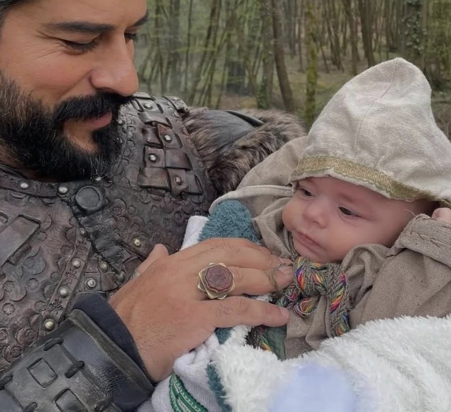 MelAy204's tweet photo. Şu bebek bizim Süleyman diye ne heves etmiştik , bu bebişiii 5 saniye için diziye sokup , bizden PR kasmalarını aşamıyorum. Aynı babasıııı gibiii sarı bir çocuktu 🥹
Başka evrendeki Sülümanım bay bay
#OrNil 👼 https://t.co/lT6zcBMrkk