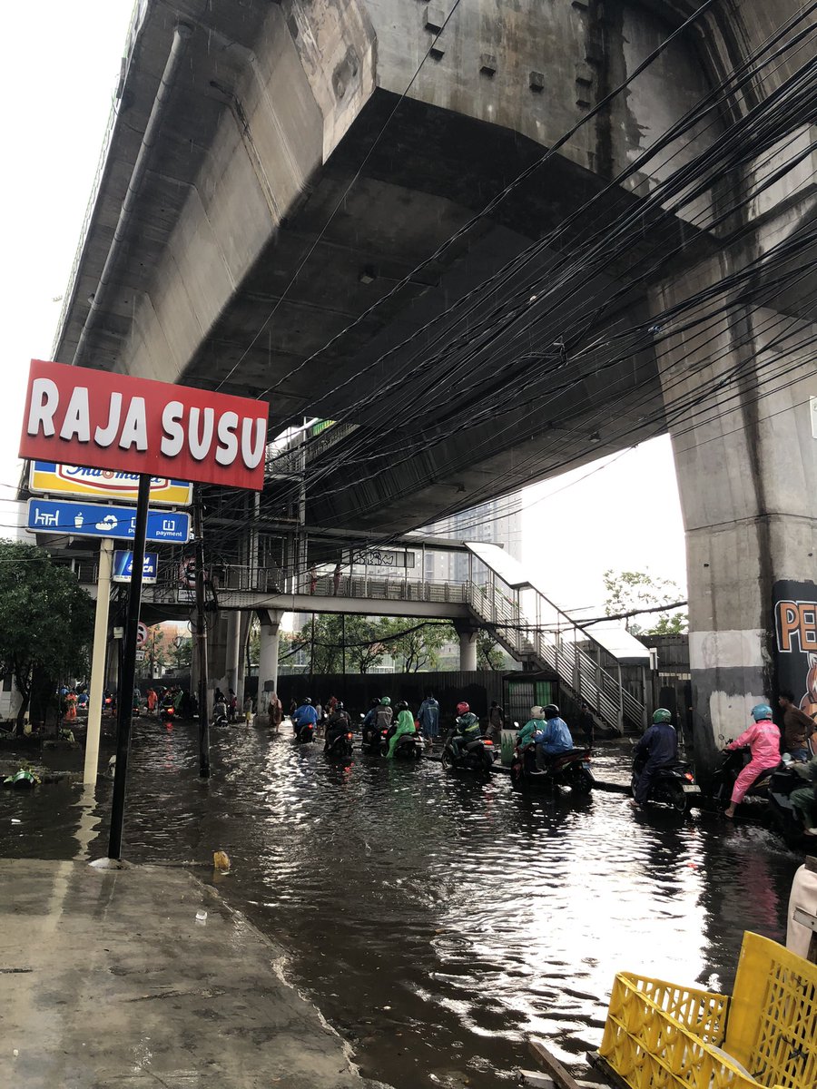 scoopyocean's tweet photo. @txtdrjkt yg hari sabtu kmrn aja banjir juga, kali ini lbh parah brrti https://t.co/o7VPsbDn3W