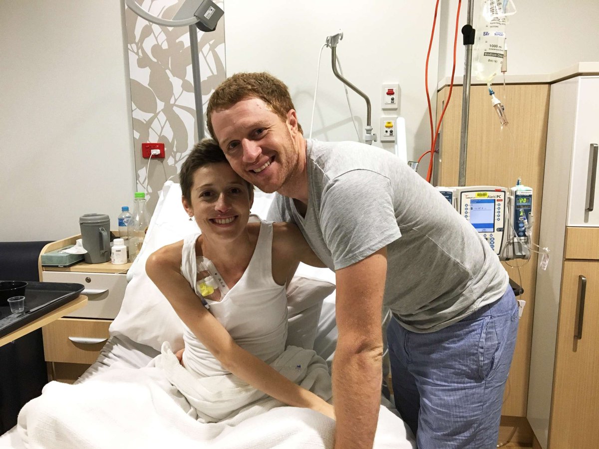 Cultination1's tweet photo. Avant de mourir d'un cancer à 27 ans, cette femme a laissé une lettre bouleversante pour profiter de chaque seconde de la vie. Voici ce que dit la lettre : 

« Un petit conseil de vie de Hol :

C’est une chose étrange de réaliser et d’accepter sa mortalité à 26 ans. C’est une de ces choses que vous ignorez. Les jours passent et vous imaginez qu’ils continueront de passer ainsi. Jusqu’à ce que l’inattendu arrive. Je me suis toujours imaginé devenir vieille, ridée et grise, certainement à cause d’une jolie famille (avec beaucoup d’enfants) que je projetais de construire avec l’amour de ma vie. Je désire tellement cela que j’en ai mal.

C’est ça le truc avec la vie. C’est fragile, précieux et imprévisible, et chaque jour est un cadeau, pas un droit offert.

J’ai 27 ans maintenant. Je ne veux pas partir. J’adore ma vie. Je suis heureuse… Je le dois à mes proches. Mais je ne contrôle plus rien.

Je n’ai pas écrit ce « message avant de mourir » pour que vous redoutiez la mort. J’aime le fait que nous soyons plutôt ignorants sur son caractère inévitable. Sauf quand je veux en parler et que c’est considéré comme un sujet « tabou » qui n’arrivera jamais à aucun d’entre nous. Cela a été un peu dur. Je veux juste que les gens arrêtent de s’inquiéter autant pour les petites angoisses insignifiantes de l’existence et essayent de se rappeler que nous subissons tous le même sort, donc essayez de profiter du temps que vous avez devant vous, en évitant les conneries.

J’ai couché beaucoup de mes pensées ci-dessous, car j’ai eu le temps de réfléchir à la vie ces derniers mois. Bien sûr, c’est au milieu de la nuit que la plupart de ces choses germaient dans ma tête !

Quand vous vous lamentez à propos de choses insignifiantes (comportement que j’ai beaucoup observé ces derniers mois), pensez à ceux qui se retrouvent confrontés à un vrai problème. Soyez reconnaissant de n’avoir que des petits problèmes et passez outre. C’est OK de reconnaître que quelque chose est chiant, mais essayez de ne pas vous focaliser là-dessus et de ne pas le faire ressentir aux autres.

Une fois que vous avez fait cela, sortez et prenez un grand bol d’air frais, regardez à quel point le ciel est bleu et les arbres verts. C’est tellement beau. Pensez à quel point vous êtes chanceux de pouvoir faire tout ça. Respirez.

Peut-être que vous vous êtes retrouvés dans les bouchons aujourd’hui, que vous avez mal dormi car vos magnifiques bébés vous ont gardés éveillés, ou que votre coiffeur vous a coupé les cheveux trop court. Peut-être que vos ongles sont abîmés, vos seins trop petits, que vous avez de la cellulite ou que votre ventre est flasque.

Libérez-vous de tout ça. Je vous jure que vous ne penserez plus à tout ça quand ce sera à votre tour de partir. C’est tellement insignifiant quand vous regardez la vie dans son ensemble. Je vois mon corps se dégrader sous mes yeux, je ne peux rien y faire alors que tout ce je souhaite, c’est de fêter un anniversaire et un Noël de plus avec ma famille, ou de passer juste un jour de plus avec mon compagnon ou mon chien. Juste un de plus.

J’ai entendu les gens se plaindre de leur travail, disant à quel point il était horrible ou trop physique. Soyez reconnaissant d’être physiquement capable de travailler. Cela peut sembler trivial… jusqu’à ce que votre corps ne soit plus en état de travailler.

J’ai essayé de mener une vie saine, en réalité, c’était ma première motivation. Appréciez votre bonne santé, votre corps en bon état, même s’il n’a pas les mensurations dont vous rêvez. Rendez-vous compte à quel point il est génial. Bougez et nourrissez-le avec de la nourriture saine. N’en soyez pas non plus obsédé.

Rappelez-vous qu’une bonne santé ne se limite pas qu’à votre corps. Travaillez pour trouver votre bonheur spirituel, mental et émotionnel. De cette manière, vous comprendrez que ce corps parfait représenté sur les réseaux sociaux est insignifiant et que ce n’est pas ça l’important. Toujours sur ce sujet, supprimez tous les comptes qui apparaissent dans votre fil d’actualité qui vous font vous sentir mal à propos de vous-même. Amis ou pas… Soyez impitoyable en ce qui concerne votre propre bien-être.

Soyez reconnaissant pour chaque journée où vous ne ressentez pas de douleur et même pour les jours où vous n’êtes pas bien à cause de quelque chose de bénin […] acceptez ce truc et soyez content que votre vie ne soit pas en danger ou qu’elle soit en train de vous échapper.

Plaignez-vous moins ! Et aidez-vous plus les uns les autres.

Donnez, donnez, donnez. C’est vrai que vous vous sentirez plus heureux de faire des choses pour les autres que de les faire pour vous-même. Je souhaiterais en avoir fait plus. Depuis que je suis malade, j’ai rencontré les gens les plus généreux et agréables qui soient. J’ai reçu du soutien et les mots les plus réfléchis et les plus forts qui soient de la part de ma famille, de mes amis ou d’inconnus. Plus que ce que je pourrais donner en retour. Je ne l’oublierai jamais et leur serai toujours reconnaissante.

C’est une chose étrange d’avoir de l’argent à dépenser… quand vous êtes en train de mourir. Ce n’est pas à ce moment-là que vous sortez et que vous achetez des choses matérielles comme vous le feriez d’habitude, une nouvelle robe par exemple. Cela vous fait sentir à quel point c’est idiot de dépenser autant d’argent pour de nouveaux vêtements et de nouvelles « choses » dans nos vies.

Achetez à votre ami quelque chose qui vaut le coup au lieu d’une robe, d’un produit de beauté ou d’un bijou pour ce mariage qui arrive.

1. Tout le monde s’en fiche si vous portez la même chose deux fois.

2. Ça fait du bien.

Emmenez-le déjeuner, ou mieux, cuisinez-lui un plat. Donnez/achetez-lui une plante, une bougie ou un massage et dites-lui que vous l’aimez quand vous le faites.

Valorisez-le temps des autres. Ne les faites pas attendre si vous êtes quelqu’un qui a du mal avec la ponctualité. Soyez prêt plus tôt si vous êtes une de ces personnes et appréciez vos amis qui veulent passer du temps avec vous, sans les faire attendre. Vous gagnerez en respect aussi ! Amen, ma sœur.

Cette année, ma famille était d’accord pour qu’on ne se fasse pas de cadeaux entre nous [à Noël] et, bien sûr, le sapin avait l’air plutôt triste et vide (j’ai failli craquer au réveillon de Noël !), mais c’était vraiment bien, parce que personne n’avait plus de pression pour faire des achats et nous avons mis tous nos efforts dans l’écriture d’une carte pour chacun d’entre nous. De plus, imaginez ma famille m’offrir un cadeau, en sachant qu’ils devront aussi en finir avec cela… Bizarre ! Ça peut sembler bancal mais ces cartes signifient plus pour moi que n’importe quel achat impulsif. Sachez que c’était aussi plus facile de faire cela chez nous, car il n’y avait pas d’enfants. Bref, la morale de l’histoire : les cadeaux ne sont pas essentiels pour un véritable Noël. Passez à autre chose.

Utilisez votre argent pour faire de nouvelles expériences. Ou au moins ne manquez pas ces expériences parce que vous avez dépensé tout votre argent pour des choses matérielles.

Faites l’effort d’organiser cette journée à la plage que vous repoussez tout le temps. Trempez vos pieds dans l’eau et enfoncez vos orteils sous le sable. Mouillez votre visage avec de l’eau salée.

Allez à la rencontre de la nature.

Essayez de profiter pleinement de ces instants plutôt que de les voir à travers l’écran de votre téléphone. La vie n’est pas faite pour être vécue à travers un écran, pas plus qu’elle n’est faite pour prendre la photo parfaite. Profitez de ce putain de moment ! Arrêtez de tout photographier pour quelqu’un d’autre.

Une question rhétorique comme ça. Toutes ces heures que vous avez passées à vous coiffer ou vous maquiller tous les jours, pour sortir ou non, est-ce qu’elles ont vraiment valu le coup ? Je n’ai jamais compris ces femmes.

Réveillez-vous plus tôt parfois, et écoutez les oiseaux pendant que vous regardez les magnifiques couleurs du soleil apparaître quand il se lève.

Écoutez de la musique… Vraiment, écoutez. La musique est une thérapie. La meilleure.

Câlinez votre chien. Là où je serai, ça va me manquer.

Parlez à vos amis. Posez votre téléphone. Est-ce qu’ils vont bien ?

Voyagez si c’est votre désir, ne le faites pas si ce n’est pas le cas.

Travaillez pour vivre, ne vivez pas pour travailler.

Sérieusement, faites ce qui rend votre cœur heureux.

Mangez du gâteau. Zéro culpabilité.

Dites non aux choses que vous ne voulez pas vraiment faire.

Ne vous sentez pas obligé de faire ce que les autres considèrent comme faisant partie d’une vie épanouissante… Vous pouvez désirer une vie plus tranquille et c’est très bien.

Dites à vos proches que vous les aimez chaque fois que vous en avez l’occasion et aimez-les de toutes vos forces.

Aussi, rappelez-vous que si quelque chose vous rend malheureux, vous avez le pouvoir de le changer, dans le travail, en amour ou quoi que ce soit d’autre. Ayez le courage de changer. Vous ne savez pas combien de temps vous aller passer sur cette Terre, alors ne le gaspillez pas à être malheureux. Je sais que c’est ce que l’on dit tout le temps, mais ça ne peut pas être plus vrai.

Quoi qu’il en soit, c’est juste un conseil de vie de jeune femme. À prendre ou à laisser, je m’en fiche !

Oh et une dernière chose, si vous le pouvez, faites une bonne action pour l’humanité (et moi-même) et commencez à donner régulièrement votre sang. Cela vous fera vous sentir bien en même temps que vous sauverez des vies. J’ai l’impression que c’est quelque chose de tellement négligé alors que chaque don peut sauver trois vies ! Cela a un impact énorme et le processus est vraiment simple.

Le don de sang (plus de poches que je ne pourrais en compter) m’a aidée à rester en vie une année supplémentaire, un an que je serai toujours reconnaissante d’avoir pu passer sur Terre avec ma famille, mes amis et mon chien. Une année durant laquelle j’ai vécu quelques-uns des meilleurs moments de ma vie…

Jusqu’à ce que l’on se revoie.

Hol

Bisous »