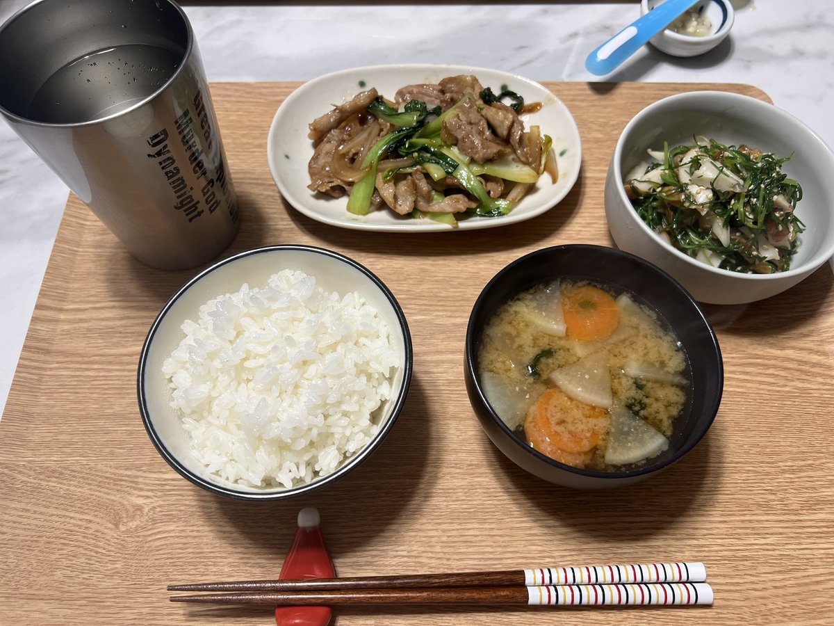 Yabex10's tweet photo. 最近の美味しかったメニュー

①若芽ひじきと竹輪のナムル
②水菜とシラスと豆腐のサラダ
③高野豆腐のジュワーを厚揚げで再現
④サバ缶炊き込みご飯
⑤みんな大好き唐揚げ

#晩ごはん https://t.co/kGCZWiSxMI