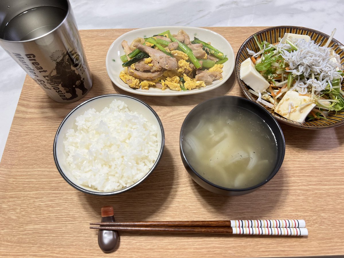 Yabex10's tweet photo. 最近の美味しかったメニュー

①若芽ひじきと竹輪のナムル
②水菜とシラスと豆腐のサラダ
③高野豆腐のジュワーを厚揚げで再現
④サバ缶炊き込みご飯
⑤みんな大好き唐揚げ

#晩ごはん https://t.co/kGCZWiSxMI