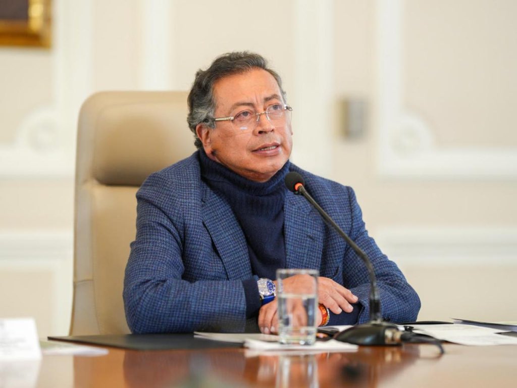 eleccionescolom's tweet photo. #ATENCION
Si Ivan Duque y Gustavo Petro se pudieran presentar a las elecciones presidenciales, ¿por quién votaría?

🔁 Gustavo Petro 
❤️ Iván Duque https://t.co/vR9d4lCYxC