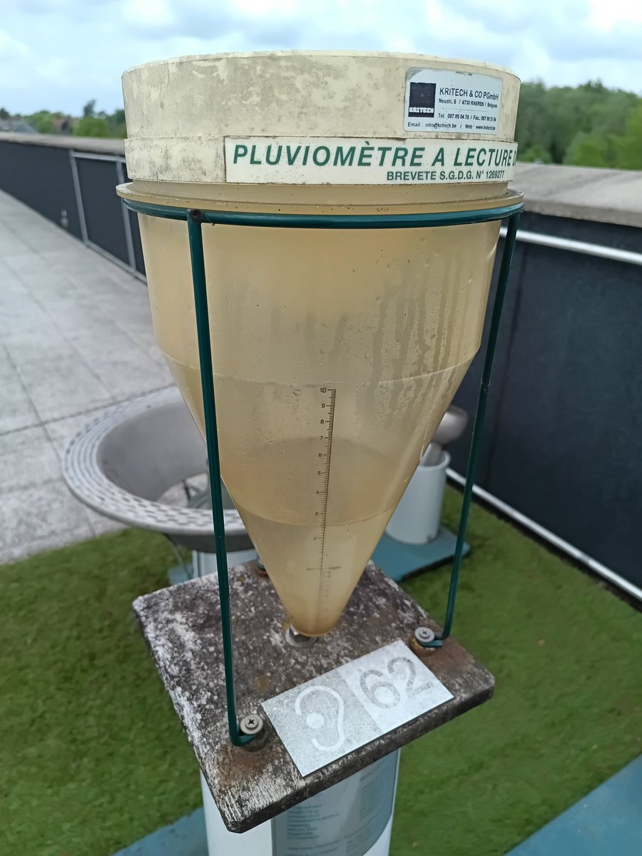 VSWMira's tweet photo. Na een kurkdroge maand april gingen hier zaterdag maar vooral zondagavond de hemelsluizen wij open! Zoveel regen op zo korte tijd: je moet al goed kijken om te zien dat de vlotter-en-stift van de pluviograaf 2x op en neer ging! https://t.co/svfbkinjRB