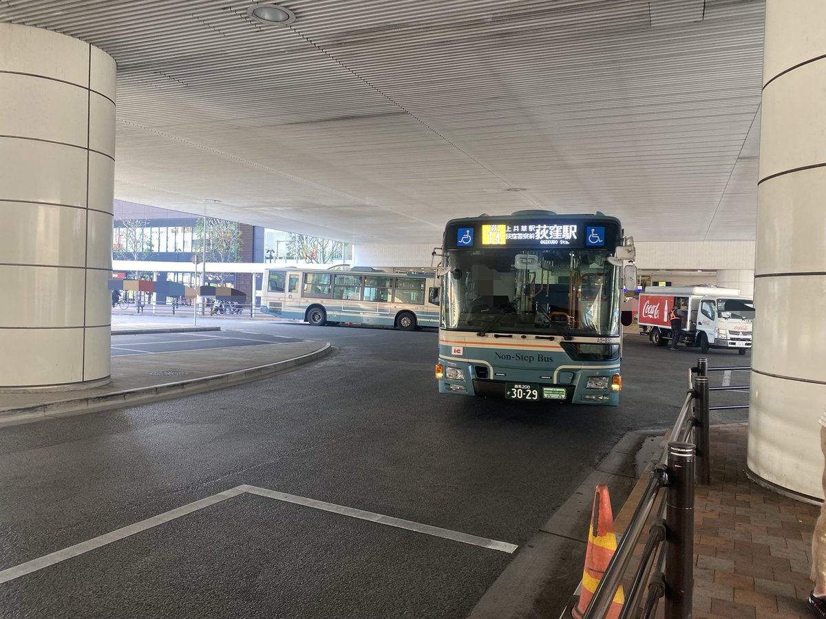 Toryei_WBDV_EP's tweet photo. 西武バス練馬営業所
A4-714 回送車
A5-830(東進ハイスクールRP) 荻14 荻窪駅行き
A8-768(永田歯科RP) 回送車
#西武バス https://t.co/tHhqVya4AP