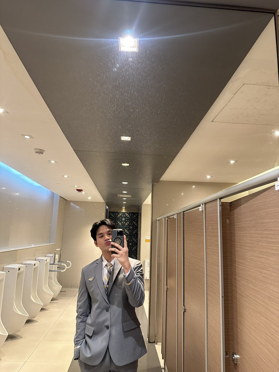 natponboy's tweet photo. ฮัลโหลๆ แวะมาบอกคิดถึงง 🫣 จะยังมีคนเห็นมั้ยน้า วันนี้โดนเรียกมาบินด้วยแหละ เกือบไม่ทัน แต่ก็ยังอุตส่าห์มีเวลาถ่ายรูปด้วย 55555555 
ไปบินก่อนนะคับบ #natponboy #คาเฟอีนของบอย 
ปล. ขออภัยที่ถ่ายรูปในห้องน้ำนะคับ ไม่ทันจริงๆ 😅 https://t.co/9iyLxu6AvW