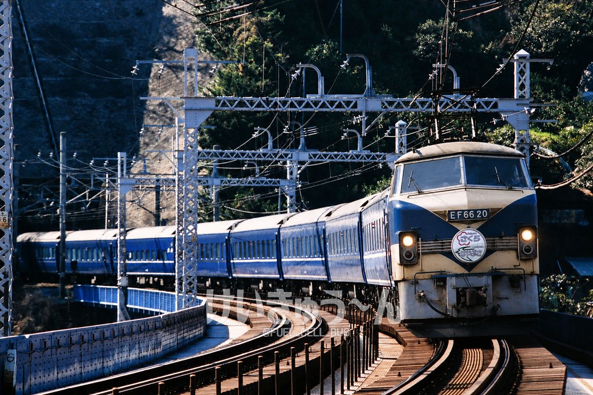 FUEL_CELL_BUS's tweet photo. JR貨物 試験塗装機だった、吹田機関区のEF6620。

派手な色合いのEF66で、甲種牽引は何度か実現。
試験塗装時に客車牽引は無いと思われ、何かの折にブルトレ牽引しないかな？と淡い期待をするも実現せず。

ならば、、、イメージしてみた。
ロクロクに長編成は似合うけど、奇妙なオーラが凄い。 https://t.co/DUgeWkDNq1