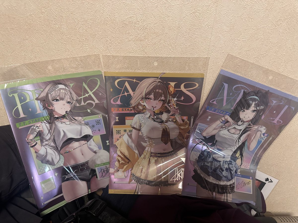code_reidon's tweet image. そして戦利品は､うちわとクリアファイル｡
3人揃って買いました。
イェイ！
可愛いっ！

#NIKKE #ニケ #メガニケ #タワレコニケ
#NIKKE3周年半記念
#NIKKEAnniversary