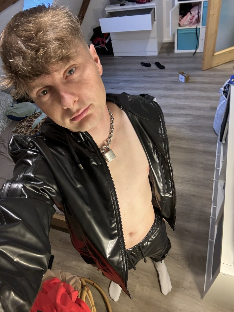 sleepyfgeric's tweet photo. Should I take some new pics in this gear? https://t.co/fHT5PkGHxI