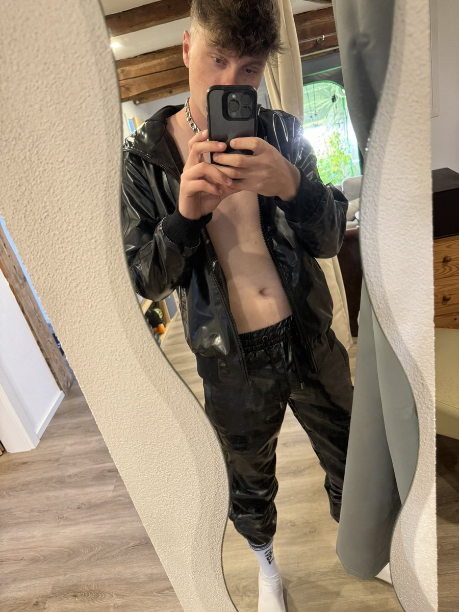 sleepyfgeric's tweet photo. Should I take some new pics in this gear? https://t.co/fHT5PkGHxI
