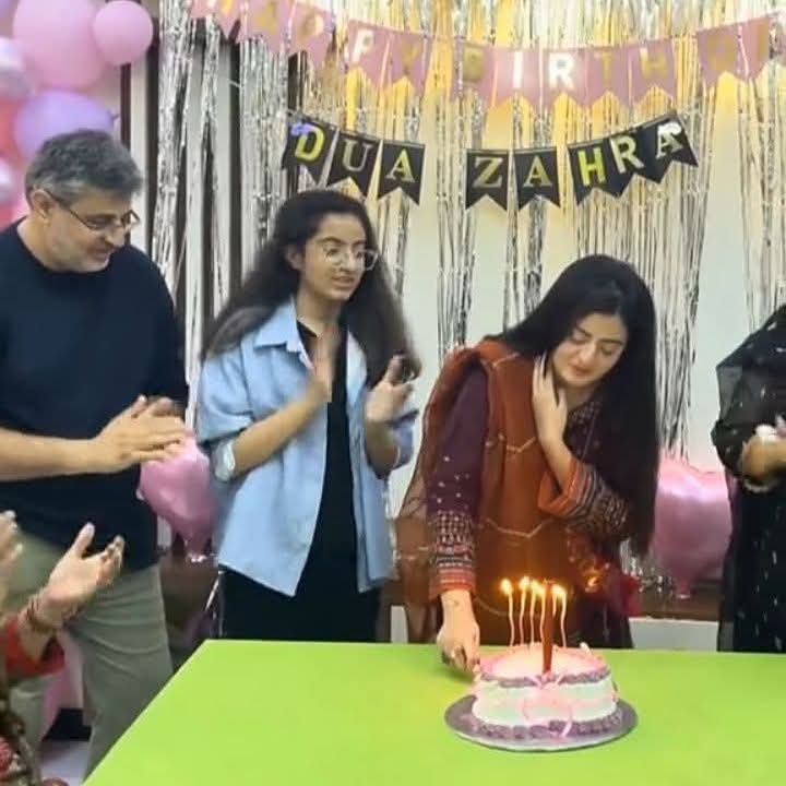 مہدی علی کاظمی صاحب نے اپنی بچی کی دفاع اور انکو واپس نارمل زندگی دینے میں بھرپور کردار ادا کیا ہے، دعا زہرہ کی اٹھارویں سالگرہ پر لی ہوئی تصویر۔