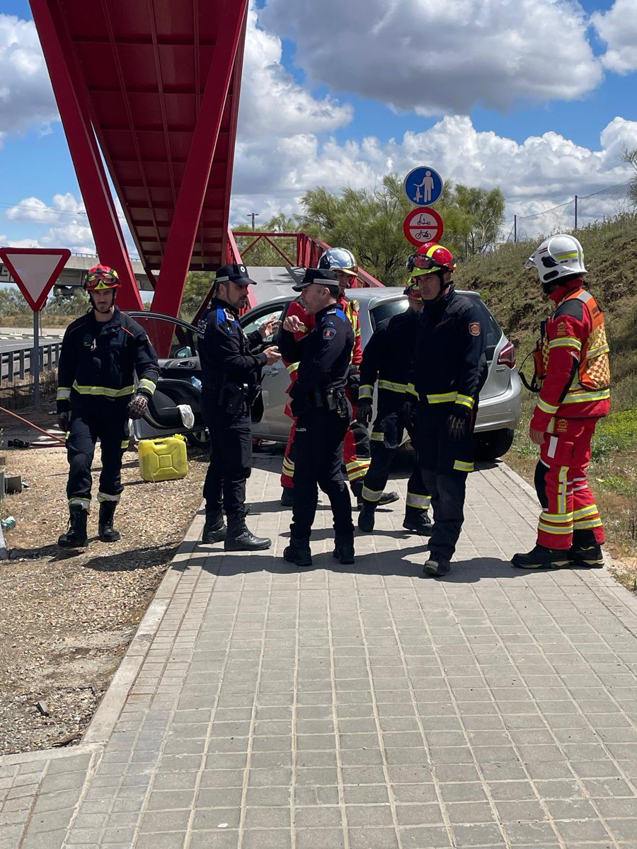 SEAPAPozuelo's tweet photo. A primera hora de la tarde acudíamos, junto con Policía Municipal y Bomberos 112, a un accidente de tráfico en la M-511.

Tras la intervención, el paciente fue estabilizado y trasladado al hospital con pronóstico reservado. https://t.co/ignAiOIDzo