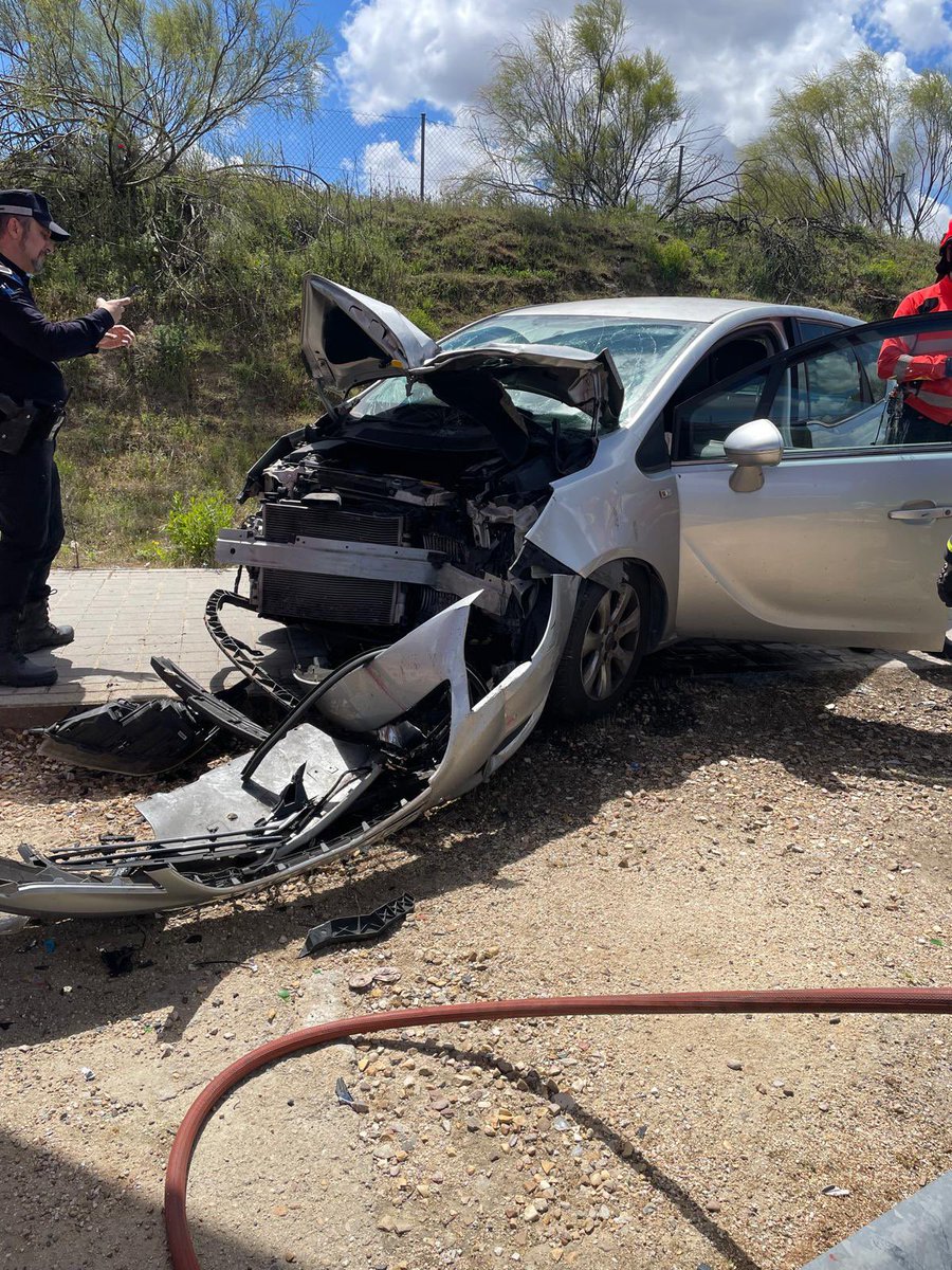 SEAPAPozuelo's tweet photo. A primera hora de la tarde acudíamos, junto con Policía Municipal y Bomberos 112, a un accidente de tráfico en la M-511.

Tras la intervención, el paciente fue estabilizado y trasladado al hospital con pronóstico reservado. https://t.co/ignAiOIDzo