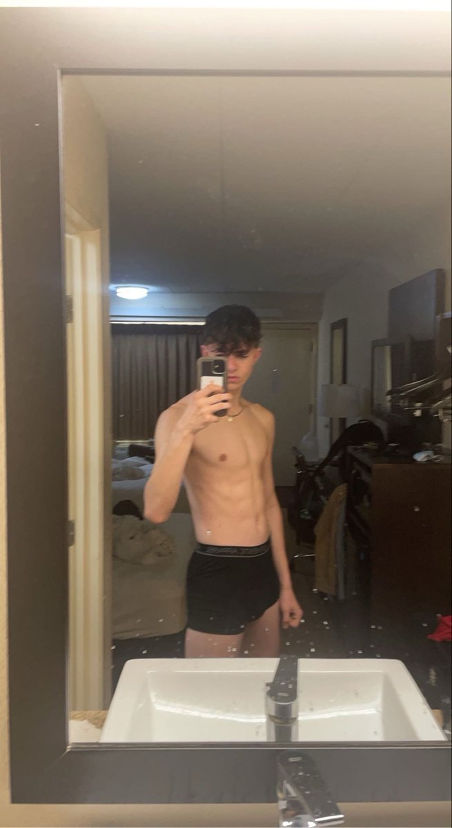 Collegeboyhottie_ tweet media
