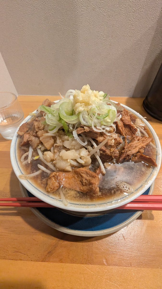 Jun63124622's tweet photo. GW山口旅🏍️
まず腹ごしらえに「ぶっとび亭」の二郎系MAX中華そば
スープうますぎた🤤
その後は佐波川こいながしへ
川の中で泳ぐ鯉のぼり斬新で綺麗✨️
道の駅 仁保の郷は鯉のぼりも人も
いっぱいだった笑
#バイク乗りと繋がりたい
#バイク好きと繋がりたい
#バイクのある風景
#バイクのある生活 https://t.co/NDQos5QM8z
