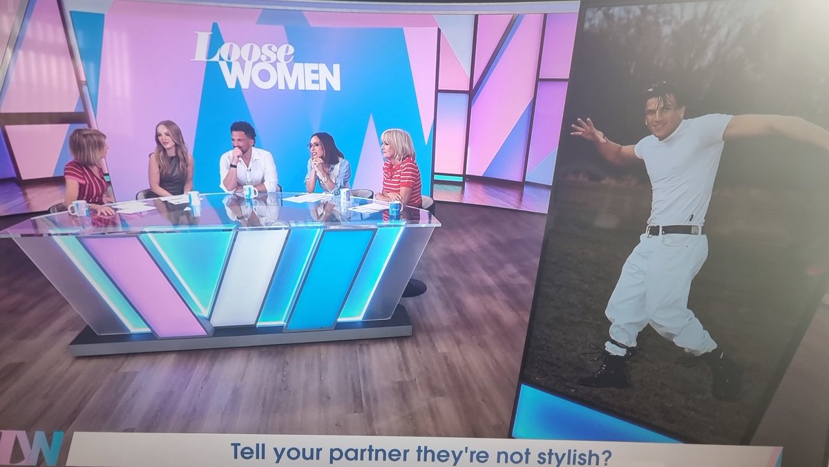 aaronpitt2's tweet photo. @loosewomen really? 5 people sat on a desk talking about whats stylish? 
There has to be more to British TV than this rotten cheese 😴😴😴
@MrPeterAndre @KatiePiper_ @bjork https://t.co/T9UxEE1YEk