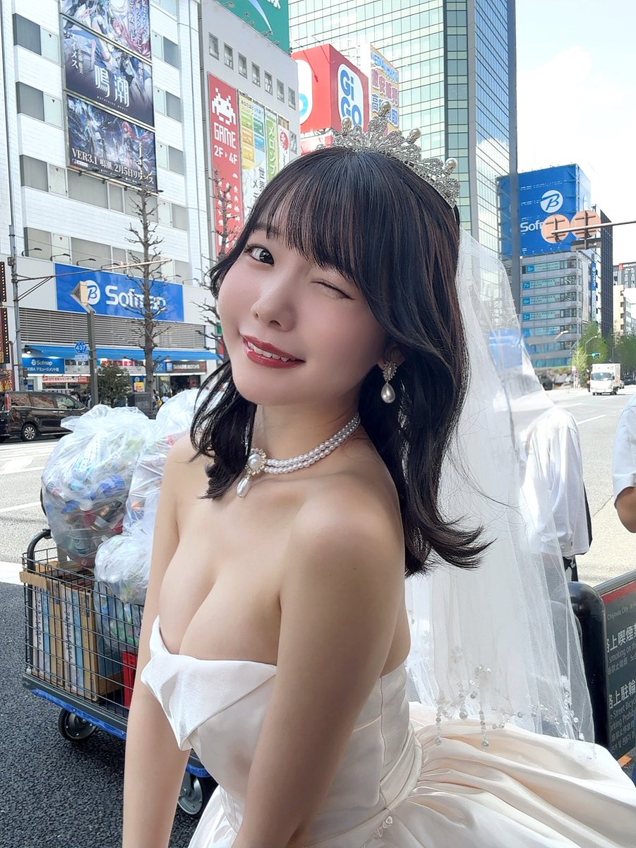 💛初表紙記念オンラインサイン会💛㊗️

ヤングドラゴンエイジでの初ソロ表紙を記念してオンラインサイン会もあります！

配信でお名前を呼んでチェキにサインと宛名を書いていくよ🫶
アーカイブもあるのでどこにいてもいつでも楽しめるよ🙆‍♀️