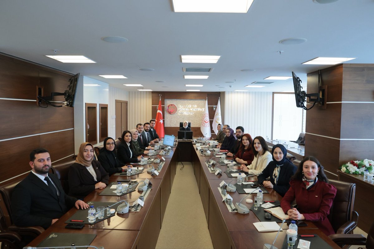 MahinurOzdemir's tweet photo. Genç Kızılay Genel Başkanı Sn. Dr. Utku İlhan ve beraberindeki heyet ile Bakanlığımızda bir araya geldik.

Genç Kızılay koordinasyonunda hazırlanan, gençlerimizin aile yapısını, değer dünyasını ve sosyal hayata katılımını çok yönlü ele alan Gençlik ve Aile Araştırma Raporu başta olmak üzere; gençlerimize sunduğumuz sosyal hizmetler ve destekler üzerine kapsamlı bir değerlendirmede bulunduk.

İyiliği, yardımlaşmayı ve dayanışmayı merkeze alan çalışmalarda gençlerimizin aktif rol üstlenmesinden büyük mutluluk duyuyoruz.

Bu vesileyle toplumsal dayanışma kültürümüzü yaşatan @genckizilay ailesine kıymetli çalışmaları için teşekkür ediyorum.