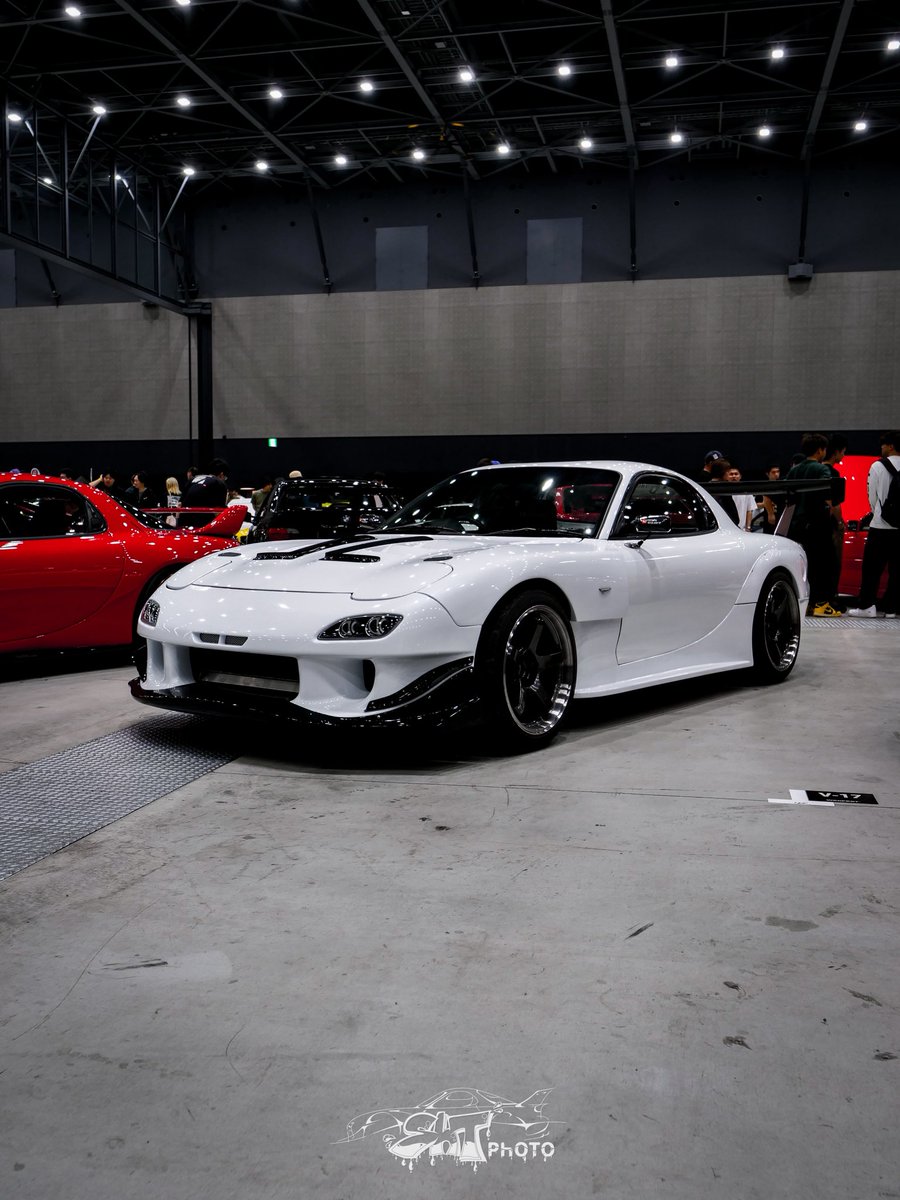 taiki_spla's tweet photo. 事故で前の車体を手放し、譲って貰った新たな4型の車体で1から制作
スポット増もし車内、エンジンルームまで全て外装とおなじ色で塗装w 
エンジンや中身は前のものをそのまま移植
4型だが中身は6型と言う究極のFDが完成しましたw
FDを起こすのに協力して頂いた方々、また奥様にはとても感謝です✌️ https://t.co/a5DZK4KUA4