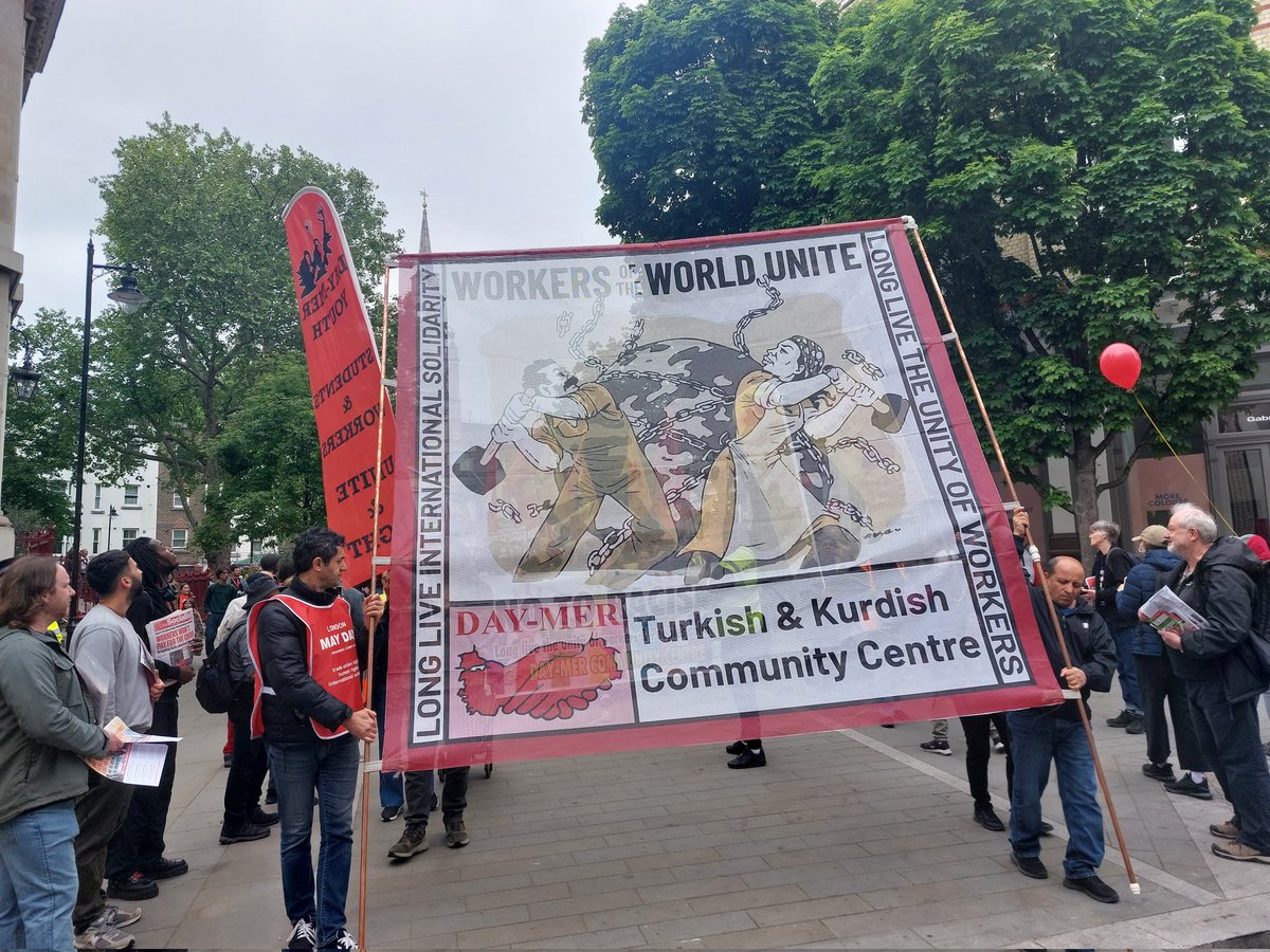 NSSN_AntiCuts's tweet image. #NSSN on #London #MayDay demonstration - celebrating the centenary of the 1926 #GeneralStrike 
"Not a penny off the pay, not a minute on the day!"

The the workers united will never be defeated! ✊️

@DayMerYouth @spttmusic