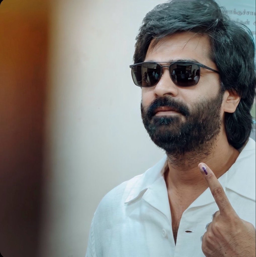 KollyCensor's tweet photo. Coward snakes hesitated to show their support openly, meanwhile the gut fellows Chiyaan &amp; STR 🔥👏🏻 https://t.co/cr3veeerJb