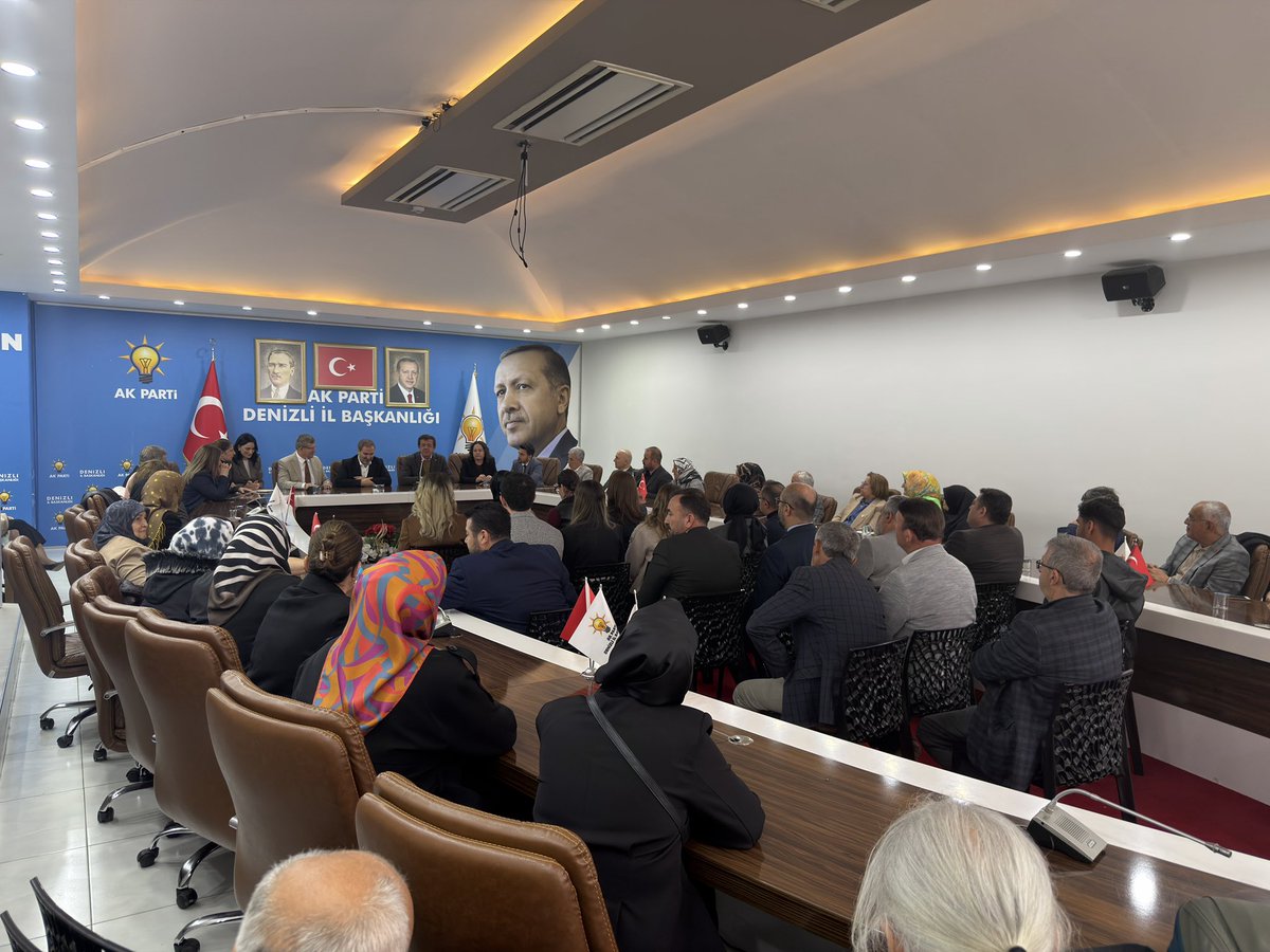 ZeybekciNihat's tweet photo. 📍Denizli

AK Parti AR-GE ve Eğitimden Sorumlu Genel Başkan Yardımcımız Sayın @mustafasenbd,
Aydın Milletvekilimiz Sayın Seda Sarıbaş ile birlikte İl Başkanlığımızda teşkilatımızla bir araya geldik.

Şehrimizin ve ülkemizin önceliklerini, teşkilat çalışmalarımızı ve Türkiye Yüzyılı hedeflerimizi değerlendirdik.

Birlikte çalışmaya, üretmeye ve güçlü Türkiye yolunda kararlılıkla ilerlemeye devam ediyoruz.