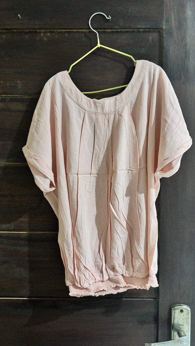 miamvia's tweet photo. please ada yang mau baju ini nggak 10k-15k aja kok, ini biar nggak menuhin lemari aku huhu please ambil ges berapapun harganya😭🙏🏻

btw aku dom bali yaaa https://t.co/pUR8hs4DeK