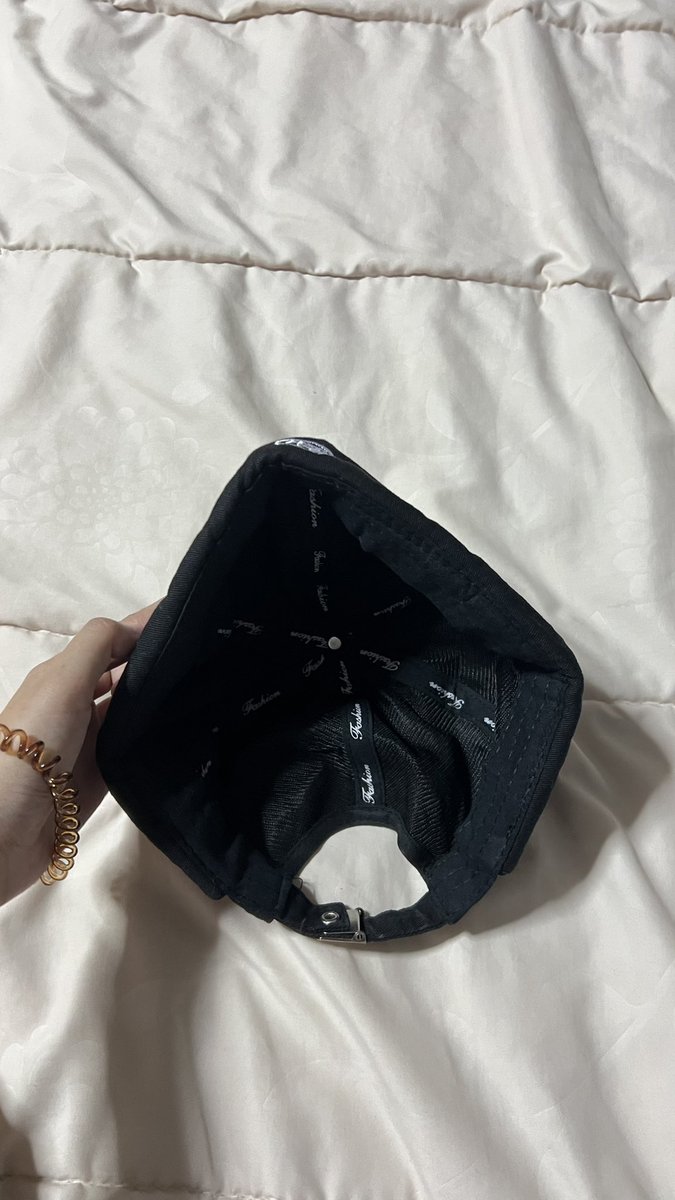 qpyary's tweet photo. หมวกทรงกลมสีดำเอาไปใส่เท่ๆๆ 35บาท รูปพต.dmได้เลยค้าบบ  #ส่งต่อstylist #ส่งต่อเสื้อผ้ามือ2 #ส่งต่อเสื้อผ้า #เสื้อผ้าy2k #เสื้อผ้ามือ2 #เสื้อผ้ามืองสองสภาพดี  #ส่งต่อadidas #ส่งต่อuniqlo #UniqloThailand #เสื้อวง #adidas #หมวกnewera #หมวกpolo #หมวกemis #ส่งต่อหมวก https://t.co/cRZAGYezsj