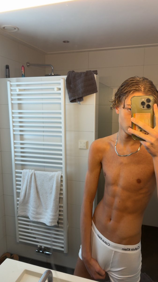 SkinnySeduction tweet media