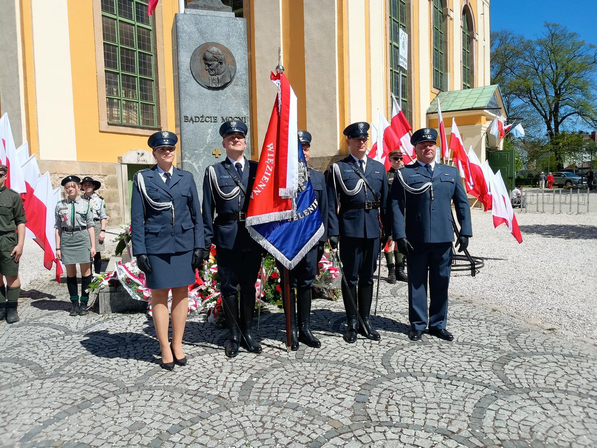 AresztW's tweet photo. 235. rocznica uchwalenia Konstytucji 3 Maja

W dniu wczorajszym delegacja funkcjonariuszy z Aresztu Śledczego w Jeleniej Górze wzięła udział w uroczystych obchodach rocznicy uchwalenia Konstytucji 3 Maja organizowanych na placu Ratuszowym w Jeleniej Górze. https://t.co/9GErbGH94x