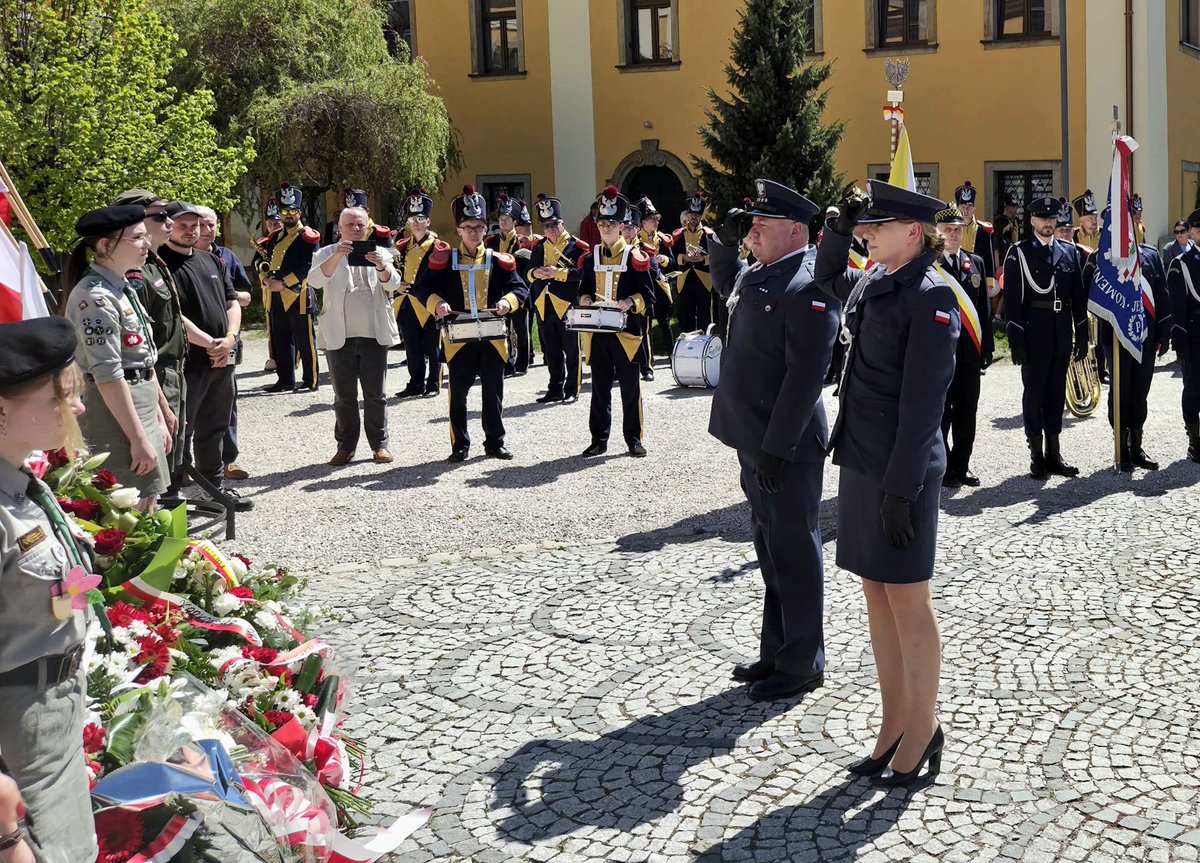AresztW's tweet photo. 235. rocznica uchwalenia Konstytucji 3 Maja

W dniu wczorajszym delegacja funkcjonariuszy z Aresztu Śledczego w Jeleniej Górze wzięła udział w uroczystych obchodach rocznicy uchwalenia Konstytucji 3 Maja organizowanych na placu Ratuszowym w Jeleniej Górze. https://t.co/9GErbGH94x