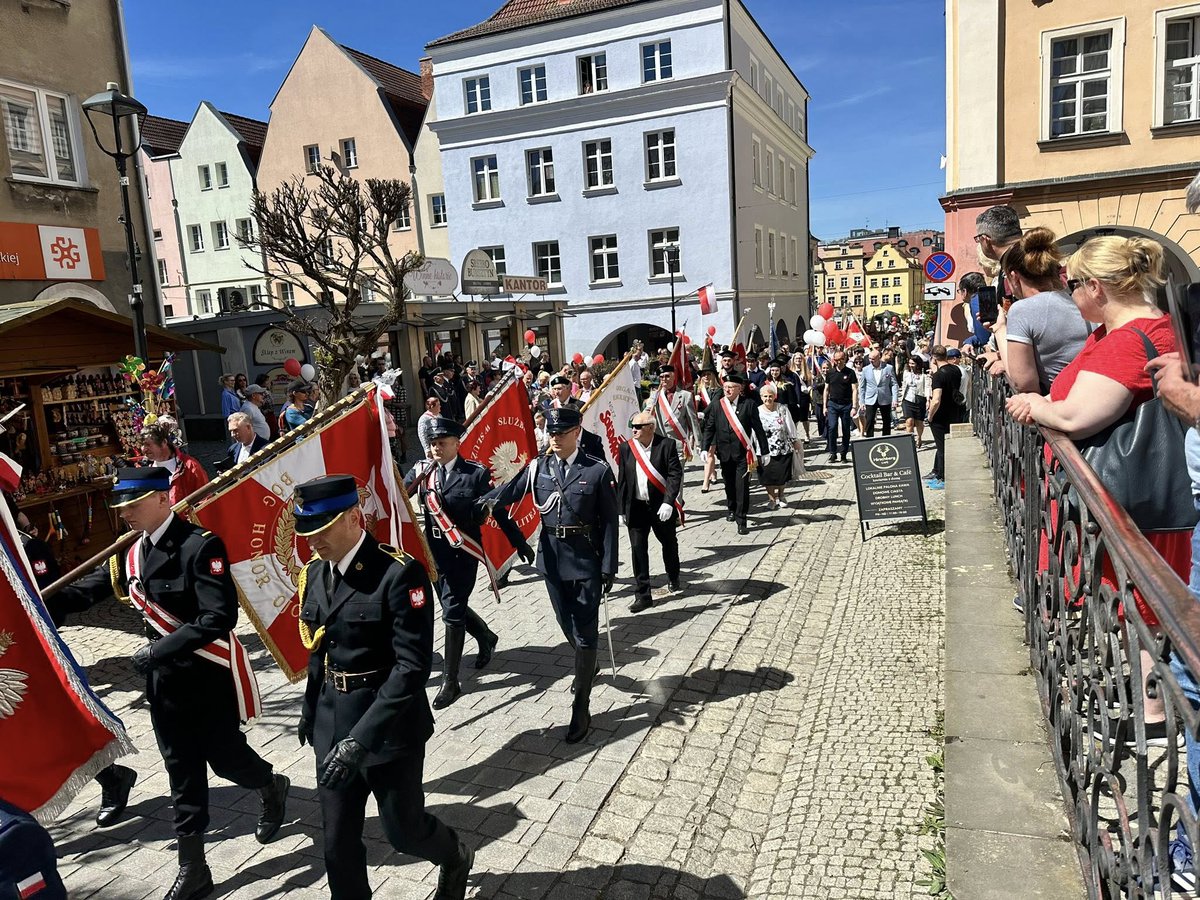 AresztW's tweet photo. 235. rocznica uchwalenia Konstytucji 3 Maja

W dniu wczorajszym delegacja funkcjonariuszy z Aresztu Śledczego w Jeleniej Górze wzięła udział w uroczystych obchodach rocznicy uchwalenia Konstytucji 3 Maja organizowanych na placu Ratuszowym w Jeleniej Górze. https://t.co/9GErbGH94x
