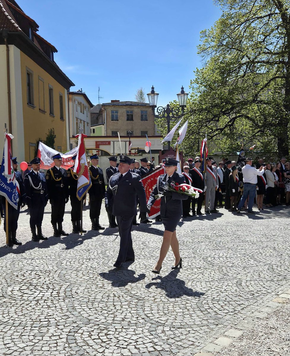 AresztW's tweet photo. 235. rocznica uchwalenia Konstytucji 3 Maja

W dniu wczorajszym delegacja funkcjonariuszy z Aresztu Śledczego w Jeleniej Górze wzięła udział w uroczystych obchodach rocznicy uchwalenia Konstytucji 3 Maja organizowanych na placu Ratuszowym w Jeleniej Górze. https://t.co/9GErbGH94x