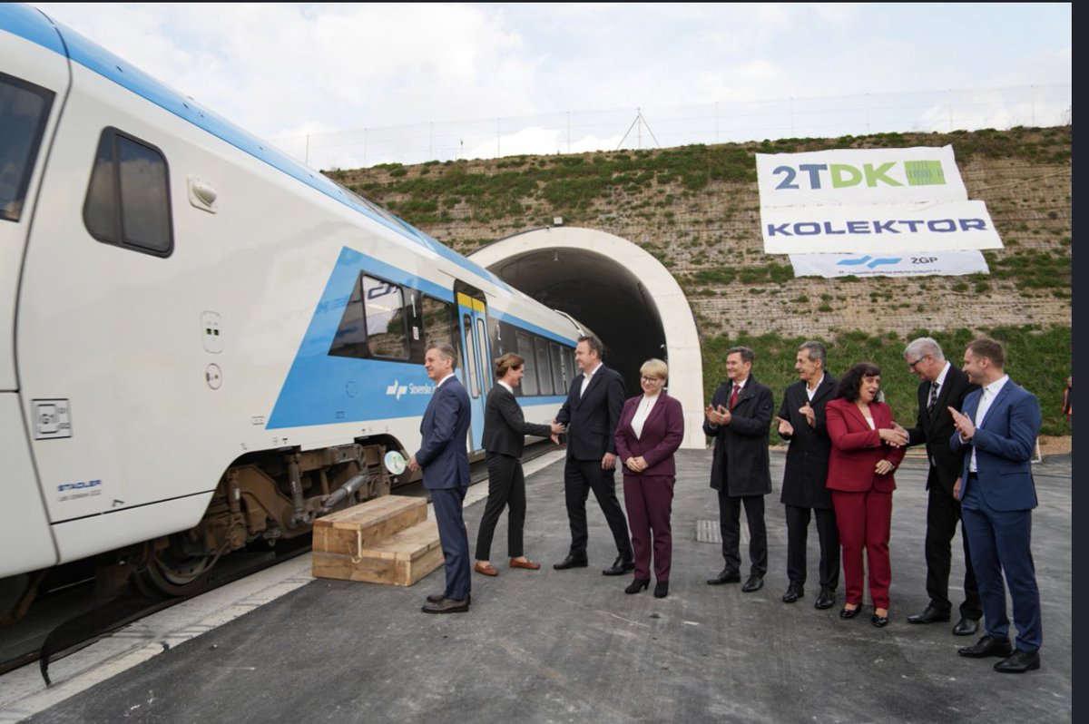 Nisem spremljal, zato me zdaj zanima, koliko vlakov od otvoritve dalje dnevno že vozi po drugem tiru?
