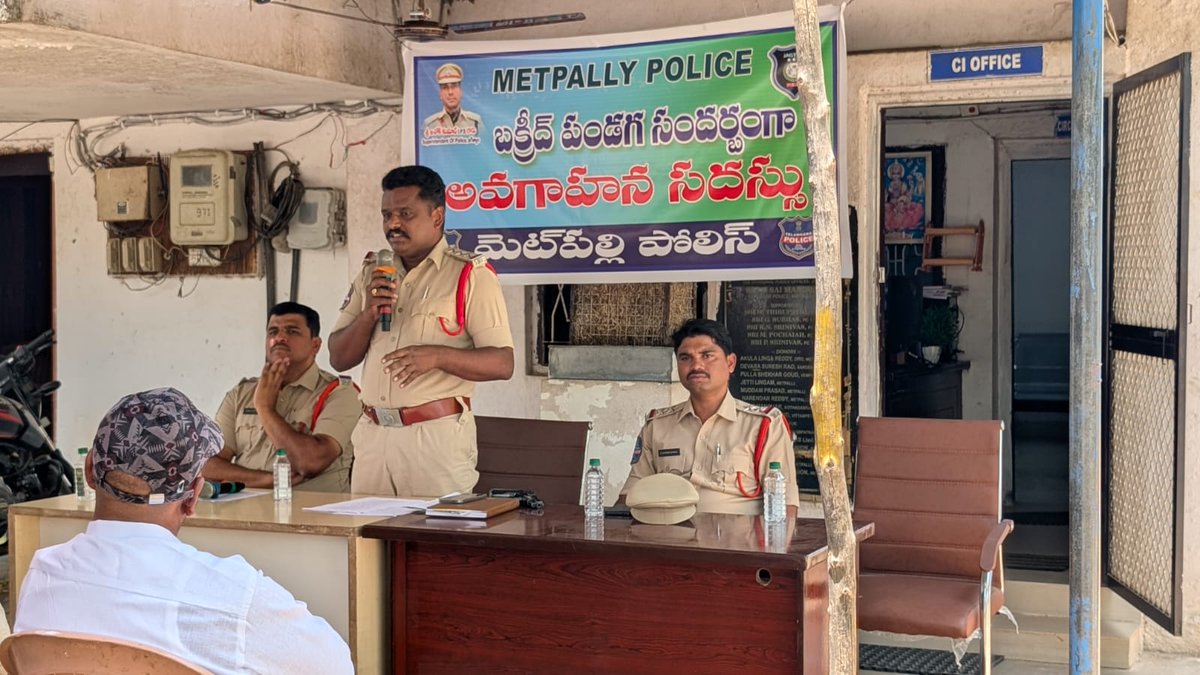 shometpalli's tweet photo. As per the instructions of Kind Officer a Circle-level coordination meeting was conducted today regarding #BakridFestival.
CI Metpalli Sir briefed participants on the do’s and don’ts related to transportation, preventing social media rumors, and the consequences of violations. https://t.co/h4hh74jKML