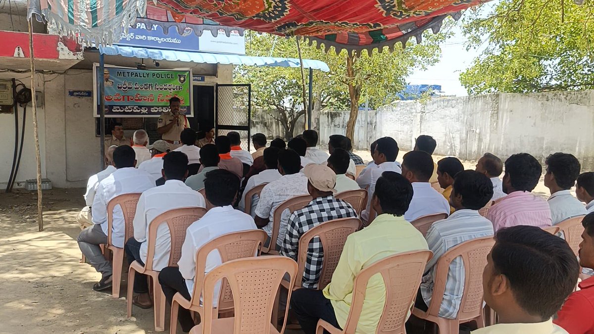 shometpalli's tweet photo. As per the instructions of Kind Officer a Circle-level coordination meeting was conducted today regarding #BakridFestival.
CI Metpalli Sir briefed participants on the do’s and don’ts related to transportation, preventing social media rumors, and the consequences of violations. https://t.co/h4hh74jKML