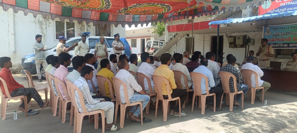 shometpalli's tweet photo. As per the instructions of Kind Officer a Circle-level coordination meeting was conducted today regarding #BakridFestival.
CI Metpalli Sir briefed participants on the do’s and don’ts related to transportation, preventing social media rumors, and the consequences of violations. https://t.co/h4hh74jKML