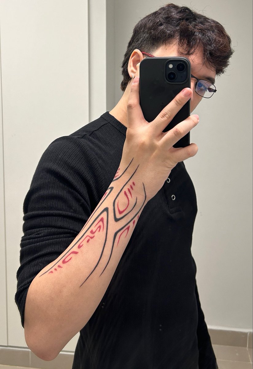 spacesayd's tweet photo. juro manas tatuagem foda https://t.co/35A0DpE86T