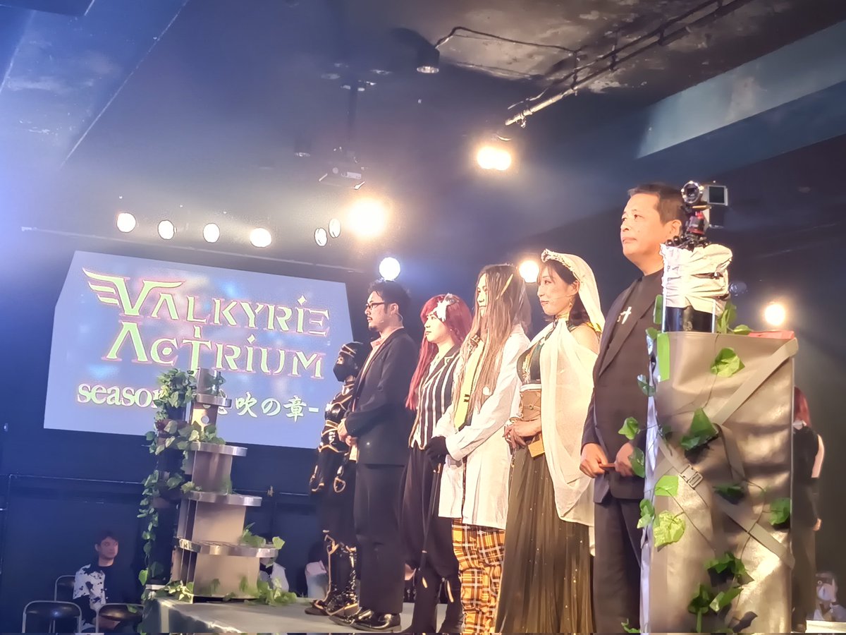 gattoshike's tweet photo. ヴァルアク息吹の章、2公演観てきました。皆さんの技が凄すぎて、S席で観てた時は思わず力んで拳握りこんでました😖現実世界とキャラのリンクとか目が足りなさすぎて、視線が彷徨ってました👀観終えてすぐもう続きが気になりすぎてます…。カテコ、うまく撮れなかった…#ヴァルアク https://t.co/lf4aOBaWew