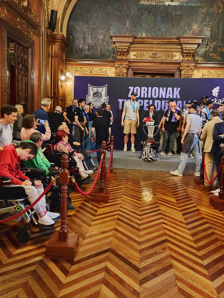 avifes's tweet photo. 🏆Gracias a @Bizkaia, pudimos celebrar el título de @bilbaobasket en el Palacio Foral junto a la Diputada General,@eetxanobe,y miembros del Gobierno Foral, representantes de las Juntas Generales de #Bizkaia y alcaldes y alcaldesas del Territorio Histórico.
Zorionak, txapeldunak🖤 https://t.co/g3umuNS7cj