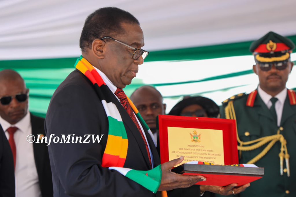 NcubeRonad's tweet image. H.E President Dr. Emmerson Mnangagwa handed over the National Flag to the late National Heroe’s wife Mrs Regina Bere. Simon Brian Bere the late Air Commodore (Rtd) survived with 3 children Chengetai, Takudzwa, Tendai and two grandchildren.

#RestInPeace