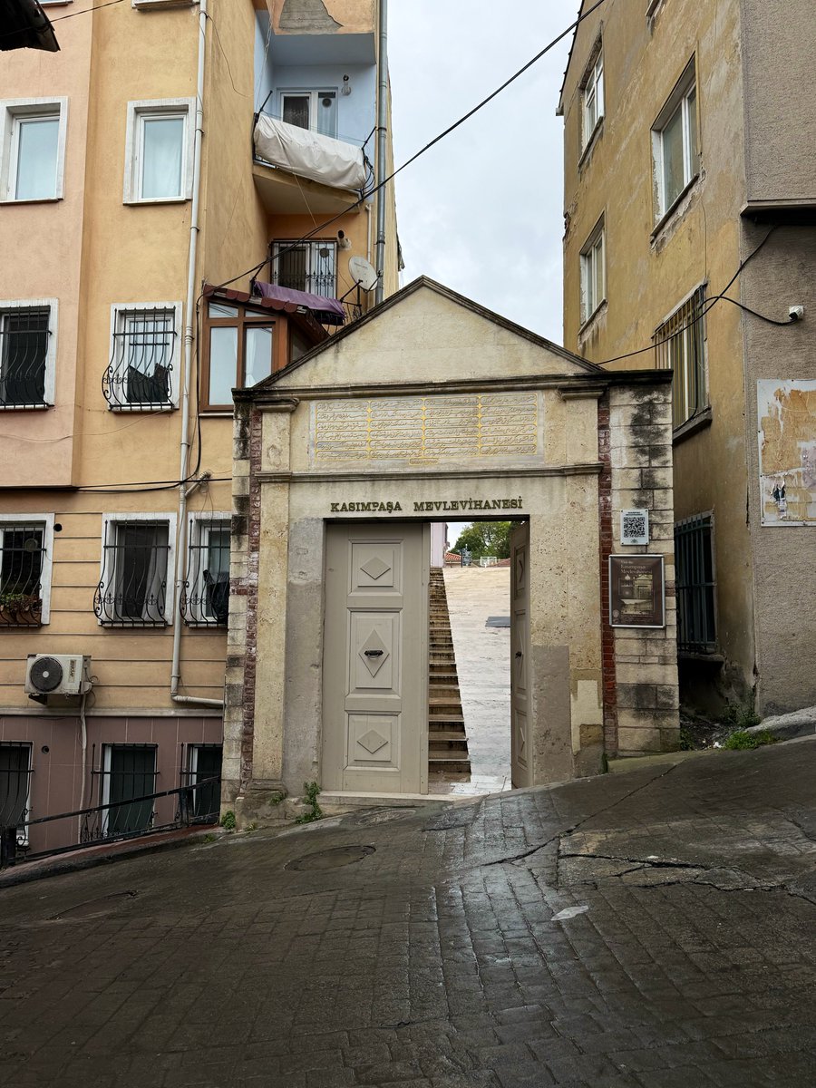 tevruz_'s tweet photo. Asırlardır kendi başına durmaya çalışan sokaklar var, imdat diye bağıran... araçlar geçtiğinde yaya için yer kalmayan, Allah'a emanet hayatlarımız. 
Tarihi, kültürü, medeniyeti öğrencilerin her gün geçtiği bu sokaklarda anlatmak!... https://t.co/ClNPRvXv2e