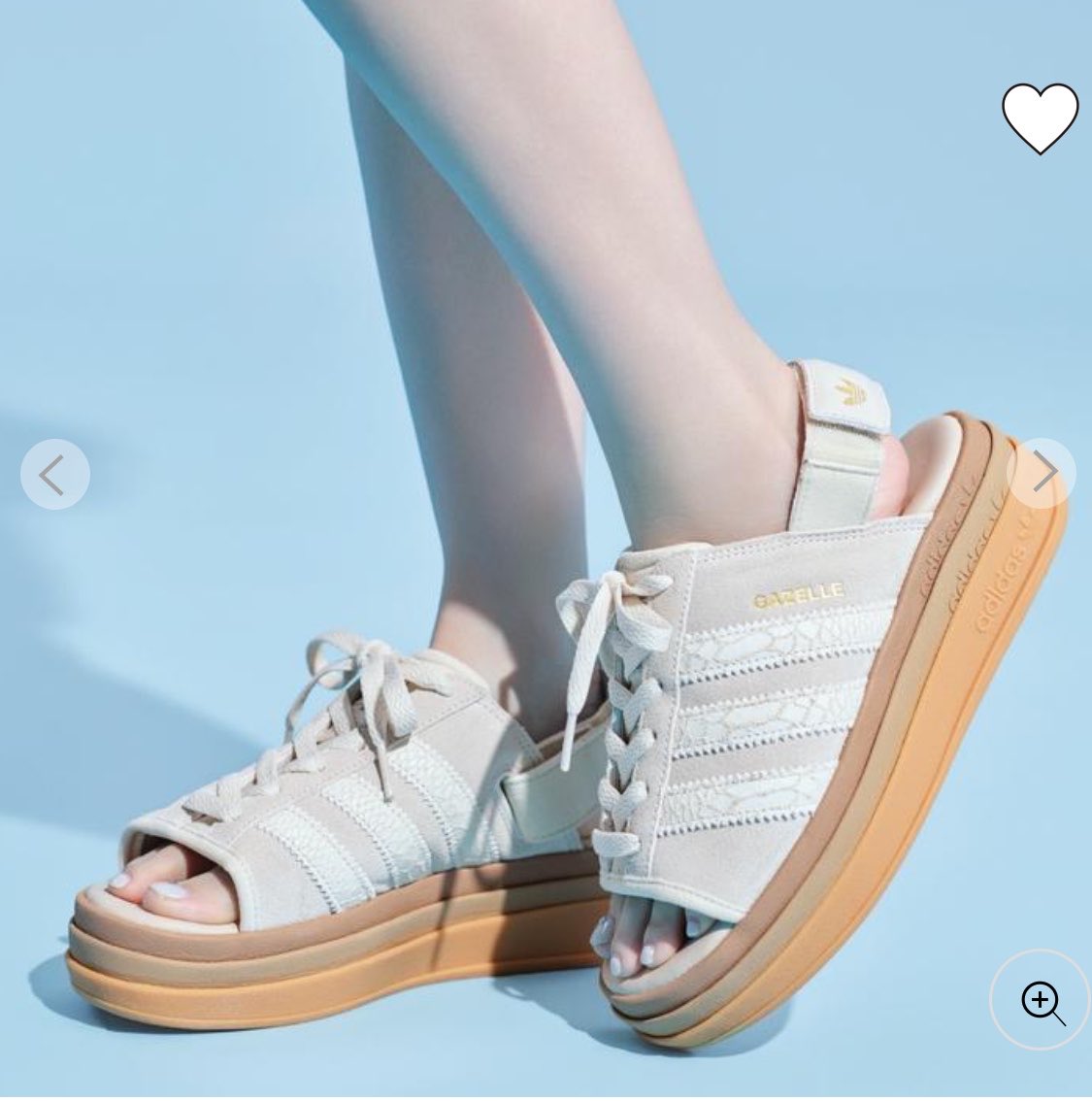 Re_start_Thanks's tweet image. 結局、買わずに帰ってきたんだけどさ
たまたまあった白(画像)の現品がめっっっっちゃくちゃ可愛くて
何て言ったらいいんだろ……
くすんだ白なのに綺麗で服を選ばなさそうな色だったよ
でも、何処にも在庫が無くて諦めてきた
adidasさん！
是非、追加生産して下さい！！
#adidas
#サンダル