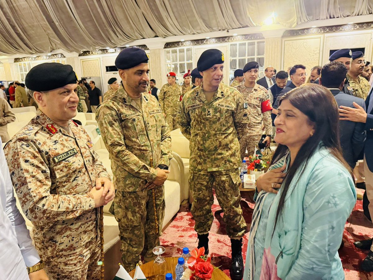 KeshooBai's tweet photo. معرکہً حق پروگرام میں ڈی جی رینجرز سندھ میجر جنرل محمد شمریز سے ملاقات
پاکستان کی دفاعی تاریخ اُن عظیم رہنماؤں اور بہادر سپاہیوں کی مرہونِ منت ہے جنہوں نے اس ملک کو ناقابلِ تسخیر بنایا.
باباءِ قوم قائد اعظم محمد علی جناح کے وژن سے شروع ہونے والا یہ سفر، قائد عوام شھید ذوالفقار علی بھٹو کے عزم سے مضبوط ہوا، جنہوں نے ایٹمی پروگرام کی بنیاد رکھی۔
پھر شھید بینظیر بھٹو نے دفاعی صلاحیتوں کو مزید وسعت دی اور پاکستان کو میزائل ٹیکنالوجی دے کر مزید طاقتور بنایا
آج یہ مضبوط دفاعی نظام پاک فوج کے بہادر جوانوں کی قربانیوں اور مح��ت کا نتیجہ ہے، جو دن رات ملک کی سرحدوں کی حفاظت کر رہے ہیں، ہم ان تمام رہنماؤں اور سپاہیوں کو سلام پیش کرتے ہیں جن کی بدولت آج میرا ملک پاکستان دنیا میں ایک مضبوط اور خودمختار ایٹمی طاقت بنا ہے. #SindhCelebratesMarkaEHaq