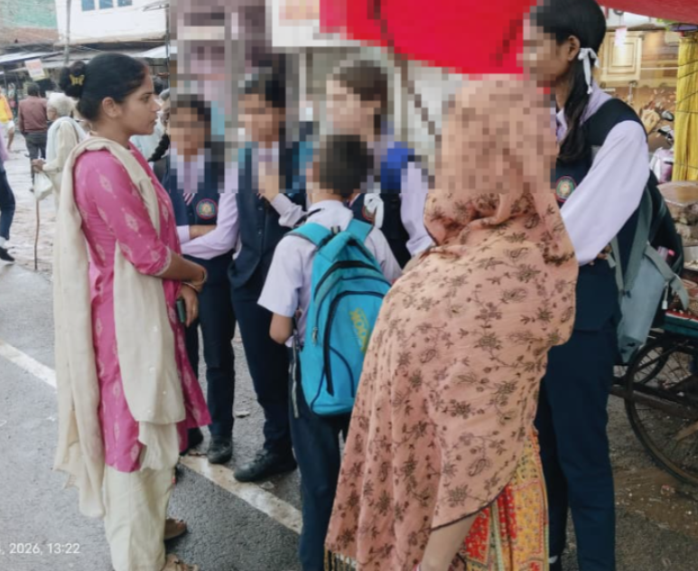 bastipolice's tweet photo. मिशन शक्ति 5.0 के तहत जनपद के महिला थाना की मिशन शक्ति टीम व एंटी रोमियो स्क्वाड द्वारा महिलाओं/बालिकाओं/छात्राओं को महिला अपराध के संबंध में जागरूक किया गया। साथ ही साइबर जागरूकता अभियान के तहत साइबर अपराधों के खतरों से बचाव के उपाय के बारे में भी जानकारी दी गई- https://t.co/TfbBleVPdy